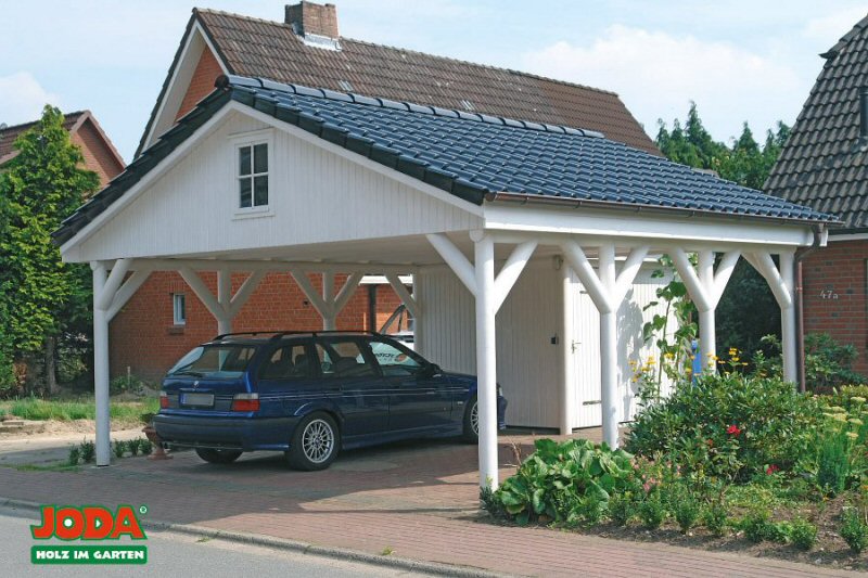 Carport Endbehandeltes Satteldachcarport mit Rundholzbalken, Geräteraum und Giebelluke