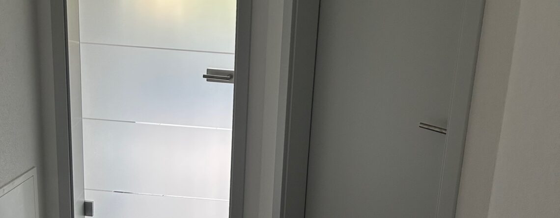 Zimmertür in CPL-Hygge grau und satinierte Glastür