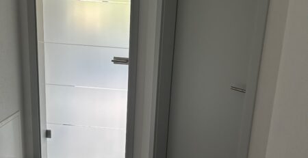 Zimmertür in CPL-Hygge grau und satinierte Glastür