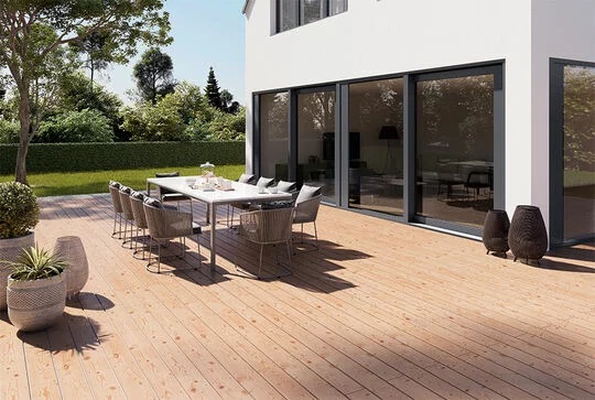 Terrasse kanadische Lärche mit Tisch und Stühlen