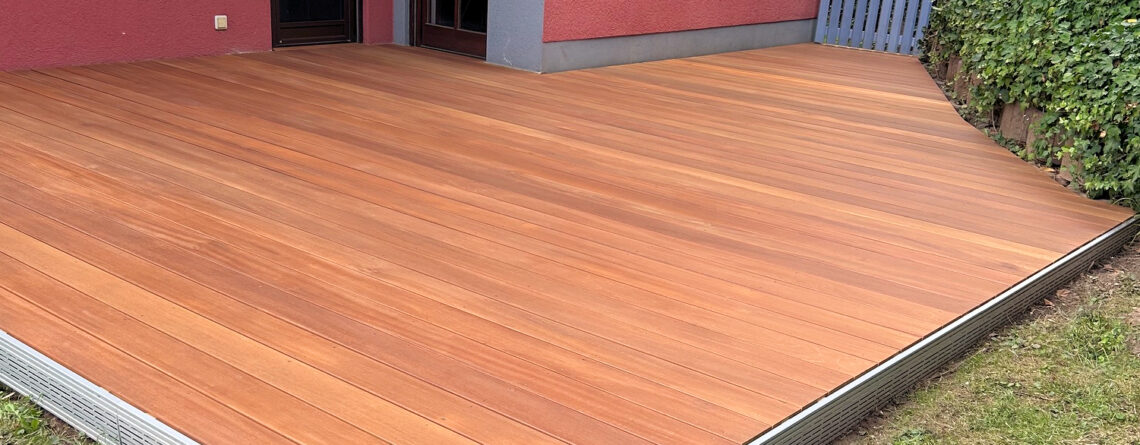 Bangkirai Holzterrasse an einem Haus